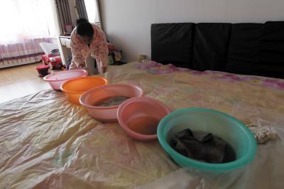 龙门楼上漏水，住户失联，小区没物管，业主维权难！律师来支招……
